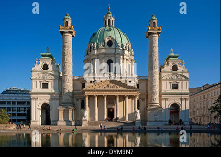 Église Karlskirche Baroque, achevé en 1739, avec la réflexion dans l'Tilgner Fontaine, les colonnes indiquent dans une décharge en spirale Banque D'Images