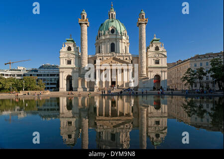 L'église baroque Karlskirche, inauguré en 1739, avec les réflexions dans l'Tilgner fontaines, les colonnes indiquent dans une spirale Banque D'Images