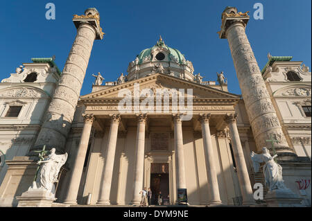 L'église baroque Karlskirche, inauguré en 1739, les colonnes indiquent les motifs de secours dans une spirale de la vie de Charles Borromée Banque D'Images