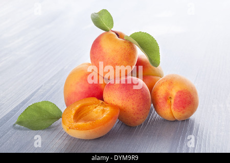 Abricots isolé sur fond de bois. Des fruits sains de manger. Banque D'Images