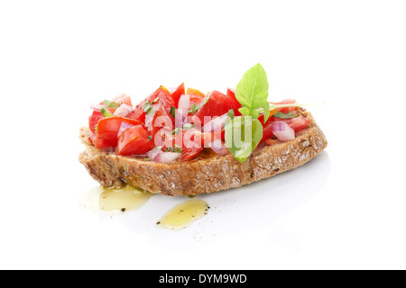 Bruschetta délicieuse et concassé de tomates, l'oignon et d'herbes fraîches et d'huile d'olive. L'alimentation méditerranéenne culinaire. Banque D'Images