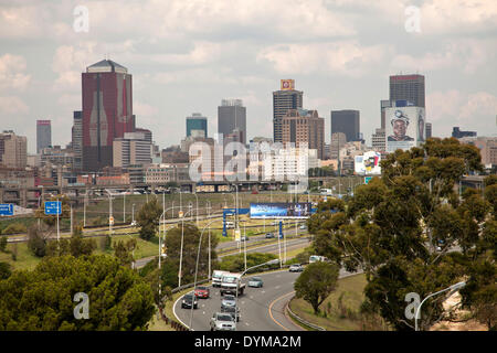 La ville et l'autoroute, Johannesburg, Gauteng, Afrique du Sud Banque D'Images