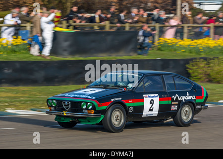 1976 Alfa Romeo Alfetta GTV avec chauffeur Stephen Chase, Gerry Marshall course pour le trophée, 72e réunion des membres de Goodwood, Sussex, UK. Banque D'Images