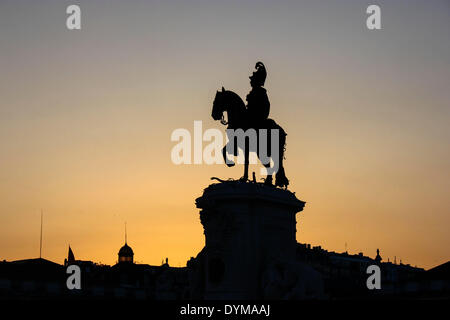 Silhouette de la statue équestre de José I au coucher du soleil, Praça do Comércio, Lisbonne, Portugal Banque D'Images