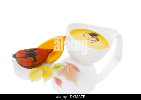 Soupe au potiron en blanc cuvette ronde, des citrouilles hokkaido isolé sur fond blanc. Automne saison culinaire de manger. Banque D'Images