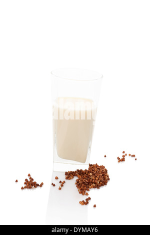 Lait de sarrasin en verre avec des graines de sarrasin à sec sur fond blanc studio isolé. Lait Vegan concept. Banque D'Images