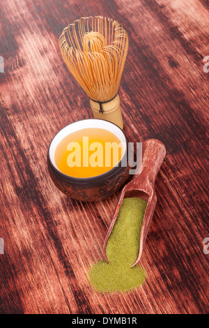 En poudre matcha thé vert traditionnel avec tasse de thé, bambou chasen sur fond de bois. Style de vie sain. Banque D'Images