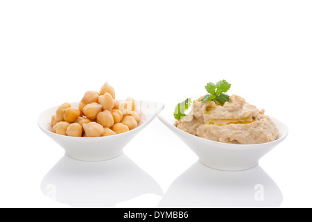 Pois chiches et l'hoummos dans des bols isolé sur fond blanc. Des expériences culinaires de la cuisine orientale. Banque D'Images