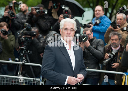 Londres, Royaume-Uni. 22 avril 2014. Le publiciste Max Clifford arrive à Southwark Crown Court accusé de 11 chefs d'attentat à la pudeur sur Mardi, Avril 22, 2014. Un verdict est attendu aujourd'hui. Credit : Heloise/Alamy Live News