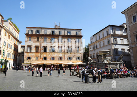 Les gens se mêlant sur la Piazza di Santa Maria in Trastevere, Rome, Italie Banque D'Images