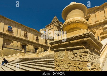 Des mesures pour l'église de St François d'assise l'Immaculée dans ce patrimoine de l'architecture baroque ville ; Noto, Sicile, Italie Banque D'Images