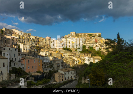 Vieux Ragusa Ibla (en bas) un site du patrimoine mondial célèbre pour l'architecture baroque sicilienne ; Ragusa, Ragusa, Sicile, Italie Banque D'Images