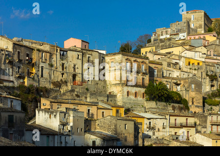 Vieux Ragusa Ibla (en bas) un site du patrimoine mondial célèbre pour l'architecture baroque sicilienne ; Ragusa, Ragusa, Sicile, Italie Banque D'Images