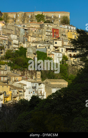 Vieux Ragusa Ibla (en bas) un site du patrimoine mondial célèbre pour l'architecture baroque sicilienne ; Ragusa, Ragusa, Sicile, Italie Banque D'Images