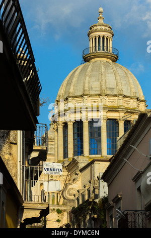 La Cathédrale San Giorgio et rue dome (1738) à ce site du patrimoine mondial, célèbre pour son architecture baroque, Raguse, Sicile, Italie Banque D'Images