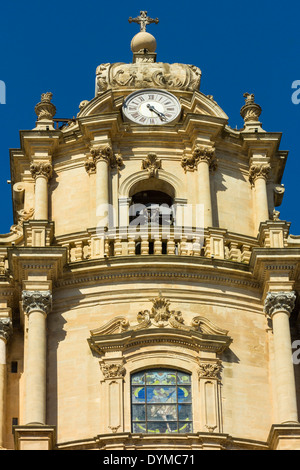 La Cathédrale de San Giorgio (1738) à ce patrimoine de l'architecture baroque sicilienne ; Ville de Raguse, Ragusa, Sicile, Italie Banque D'Images