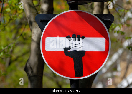 Londres, Angleterre, Royaume-Uni. Dégradé panneau de circulation 'No Entry' près de Charing Cross Road (2014) - par artiste Clet Abraham Banque D'Images