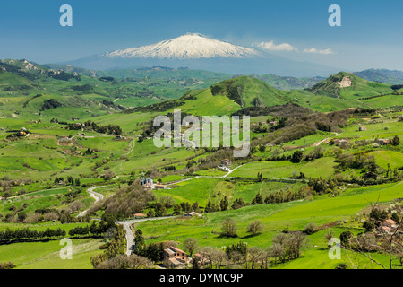 Vue de l'Etna volcan couvert de neige à partir de cette colline de la ville centrale au printemps ; Gangi, Province de Palerme, Sicile, Italie Banque D'Images