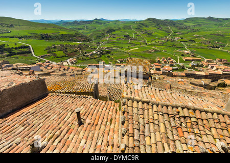 Sol carrelé toits à cette colline de la ville centrale au printemps. Gangi était une mafia nom ; Gangi, Province de Palerme, Sicile, Italie Banque D'Images