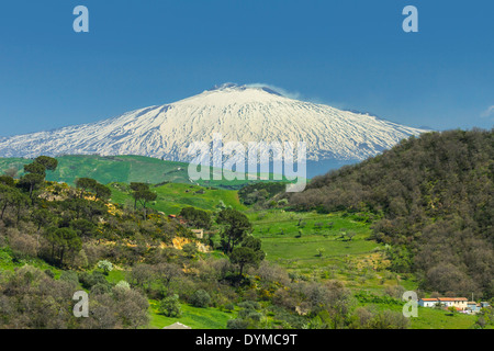 Vue de l'Etna volcan couvert de neige en montagne près de Nicosie Nicosie, au printemps ; Province Enna, Sicile, Italie Banque D'Images