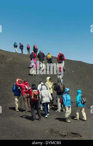 Les randonneurs du téléphérique sur le bord du cratère sur NT 3350m'Etna volcan pendant une phase active ; le mont Etna, Sicile, Italie Banque D'Images