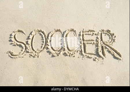 Football soccer manuscrites en message texte lettre capitale ensoleillée sur la plage de sable du Brésil Banque D'Images