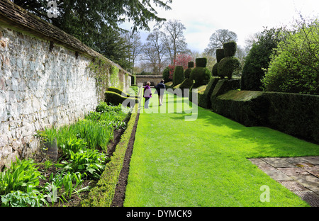 Un anglais formel jardin clos avec parterres et haie topiaire Banque D'Images