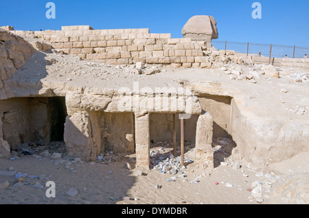 La pollution dans un tombeau près du Sphinx de Gizeh Le Caire Plateau El. Banque D'Images