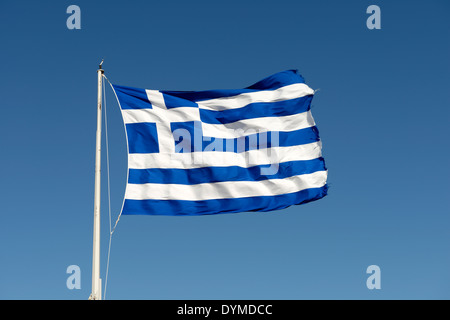 Drapeau national de la Grèce de haut vol fièrement sur mât contre ciel bleu toile drapeau grec composé deux Banque D'Images