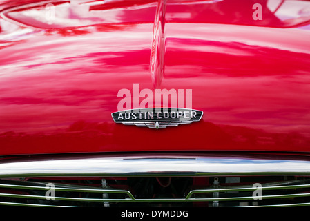 1966 Austin Mini Cooper S et d'un insigne de capot de voiture. Voiture classique britannique Banque D'Images