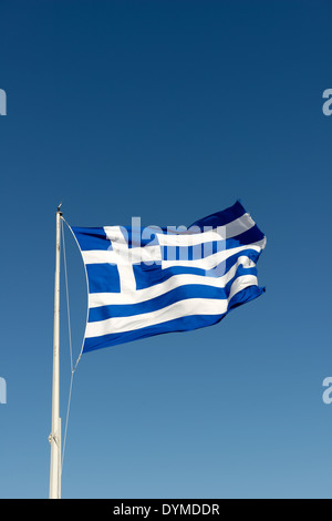 Drapeau national de la Grèce de haut vol fièrement sur mât contre ciel bleu toile drapeau grec composé deux Banque D'Images