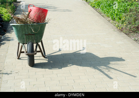 Brouette avec outils de jardin et trug RHS Wisley Gardens, à Surrey, Angleterre Banque D'Images