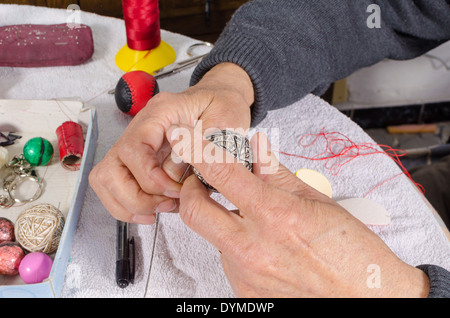 Pelote basque traditionnel de la production aux mains d'un artisan expert Banque D'Images