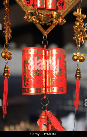 Décorations sur la vente pour les célébrations du Nouvel An chinois en 2014, année du cheval, à Trafalgar Square, London, England, UK Banque D'Images