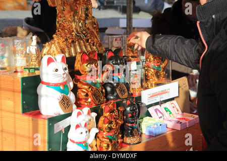 Cat de souvenirs en vente pour les célébrations du Nouvel An chinois en 2014, année du cheval, à Trafalgar Square, London, England, UK Banque D'Images