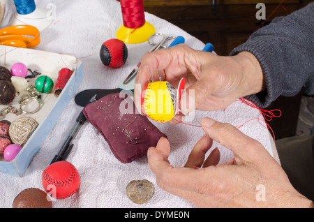 Pelote basque traditionnel de la production aux mains d'un artisan expert Banque D'Images