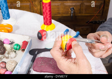 Pelote basque traditionnel de la production aux mains d'un artisan expert Banque D'Images