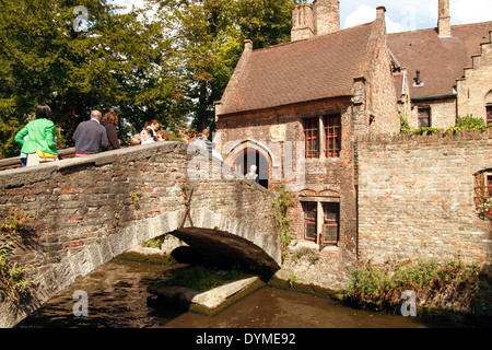 Touristes traversant le pont Bonifacius, sur le Canal Dijver, Bruges, Belgique Banque D'Images