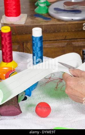 Cuir de coupe à craft sport traditionnel balls Banque D'Images