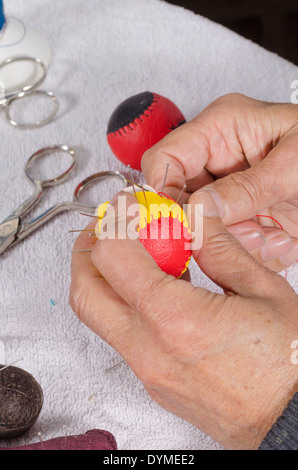Les mains d'experts traditionnels couture sport balls Banque D'Images