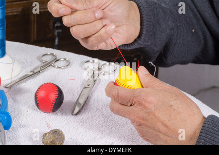 Les mains d'experts traditionnels artisanat sport balls Banque D'Images