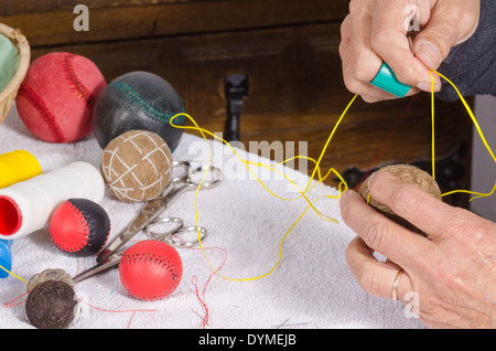 Les mains d'experts traditionnels artisanat sport balls Banque D'Images