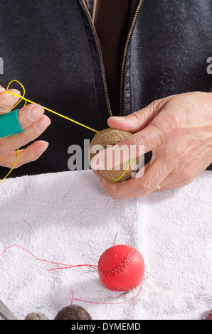Les mains d'experts traditionnels couture sport balls Banque D'Images