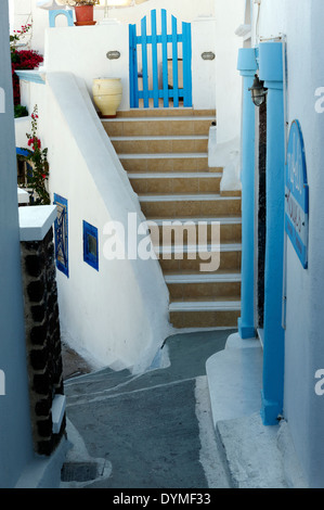 Cyclades Grèce Santorin vue typique des Cyclades sentier étroit avec des murs blanchis à étapes qui mènent à la petite lumière Banque D'Images