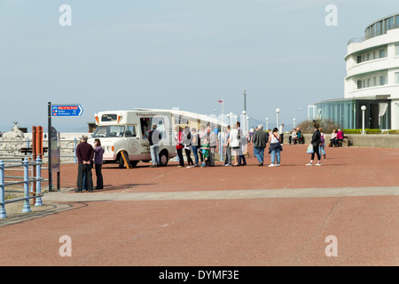 Les gens font la queue pour une glace à partir d'un ice cream van Banque D'Images