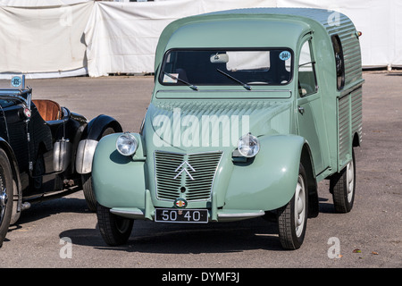 2CV Citroën van à la 72e réunion des membres de Goodwood, Sussex, UK. Banque D'Images