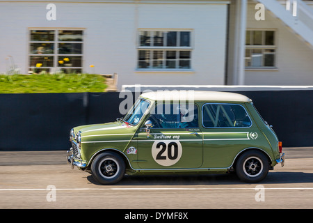 1963 Morris Mini Cooper S avec chauffeur Nick Swift pendant la course pour le Trophée de Sears. 72e réunion des membres de Goodwood, Sussex, UK. Banque D'Images