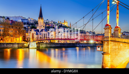 Vue de nuit à partir de la passerelle St Georges à Lyon ville avec la cathédrale de Fourvière, France Banque D'Images