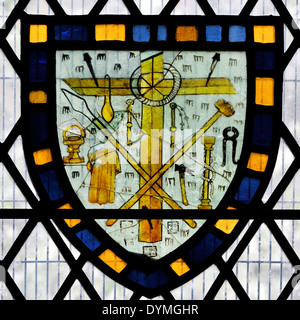 14e siècle vitrail représentant les instruments de la Passion, de l'Église de Tous les Saints, ville de York, Angleterre Banque D'Images