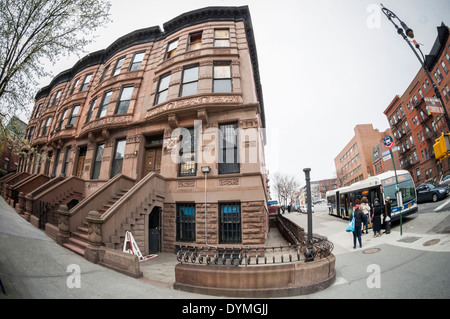 Ligne de joint sur les édifices en grès brun couvent Avenue dans le quartier de Harlem, New York Banque D'Images